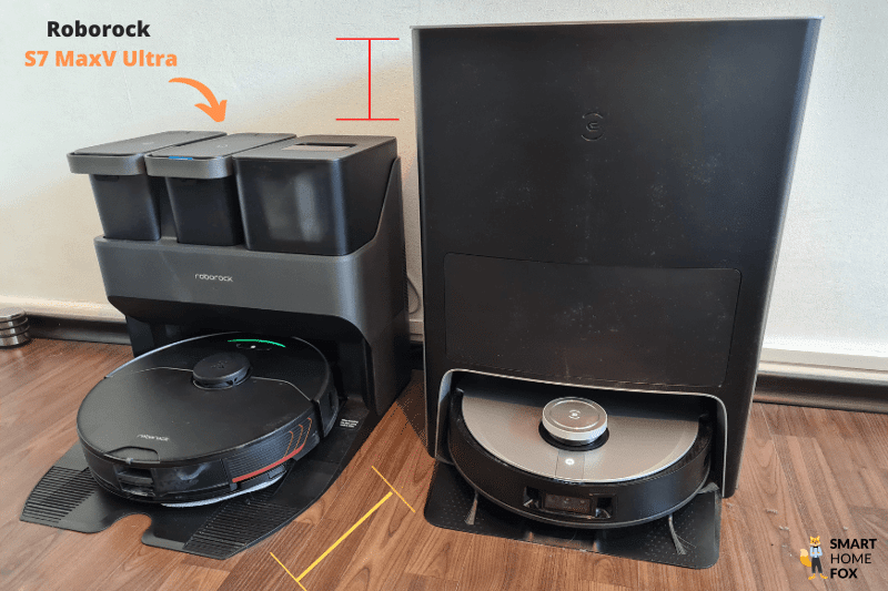Die S7 MaxV Ultra-Station von Roborock und die Deebot X1 OMNI Station von Ecovacs stehen zum Größenvergleich nebeneinander